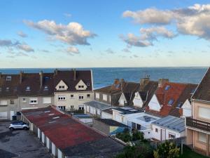 uma vista para uma cidade com casas e o oceano em Appartement cosy en duplex à 50m de la plage em Le Portel