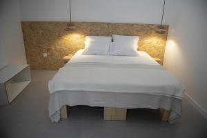 Un pat sau paturi într-o cameră la Apartamento encantador com pequeno pátio escondido