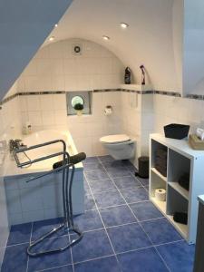 uma casa de banho com uma banheira e um WC. em Logement cosy à Durbuy em Durbuy