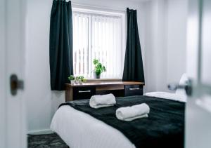 Lova arba lovos apgyvendinimo įstaigoje LUXURY 3 BEDROOM HOUSE Close to Manchester Center