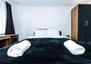 a bedroom with a large bed with white pillows at LUXURY 3 BEDROOM HOUSE Close to Manchester Center in Manchester