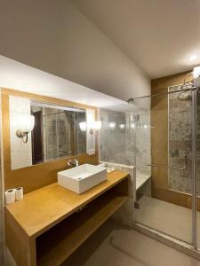Koupelna v ubytování Suryaa Villa - A Boutique Heritage Hotel