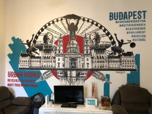 un murale di una ruota panoramica su un muro di Urban Rooms a Budapest