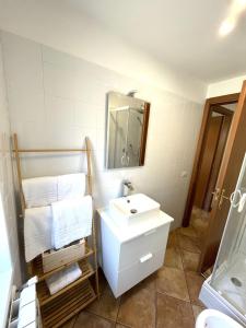 切薩諾的住宿－利都耶露內酒店，浴室配有盥洗盆、镜子和毛巾