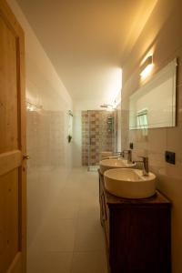 Vonios kambarys apgyvendinimo įstaigoje Appartamenti La Rocia