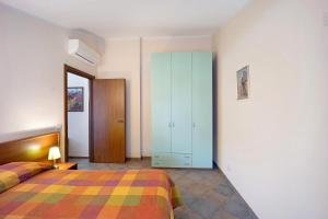 ein Schlafzimmer mit einem Bett und einem blauen Schrank in der Unterkunft Virginia Agriturismo La Scuderia in Molino Nuovo