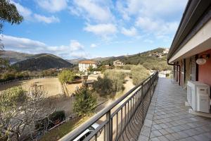a balcony with a view of a beach and mountains at Virginia Agriturismo La Scuderia in Molino Nuovo