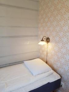 Lövånger Kyrkstad客房内的一张或多张床位