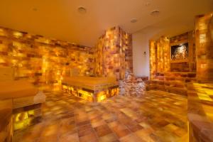 um quarto com uma parede de pedra e pisos de madeira em Waldhotel Doldenhorn em Kandersteg