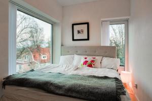1 dormitorio con 1 cama y ventana grande en townhouse on Arlanda Stockholm metro line - easy checkin en Sollentuna