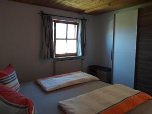 1 dormitorio con cama y ventana en Ferienhaus Heuberger, en Tännesberg
