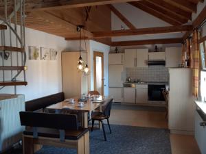 uma sala de jantar e cozinha com mesa e cadeiras em Ferienhaus Heuberger em Tännesberg