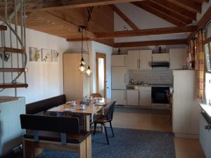 Kuchyň nebo kuchyňský kout v ubytování Ferienhaus Heuberger + 14 fotografií