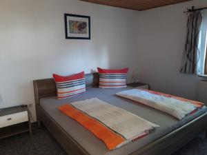 un letto in una camera con due cuscini sopra di Ferienhaus Heuberger a Tännesberg
