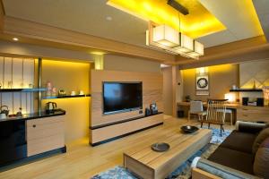 A television and/or entertainment centre at Hotel New Otani Chang Fu Gong