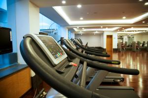 The fitness centre and/or fitness facilities at Hotel New Otani Chang Fu Gong