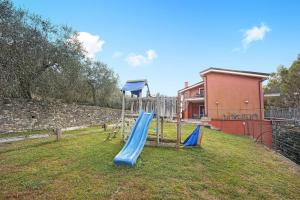 - une aire de jeux avec un toboggan bleu dans la cour dans l'établissement Messalina Agriturismo La Scuderia, à Molino Nuovo
