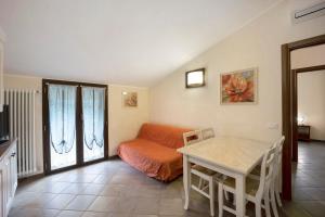 - un salon avec un lit, une table et un canapé dans l'établissement Messalina Agriturismo La Scuderia, à Molino Nuovo