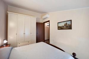 a bedroom with a bed and a painting on the wall at Messalina Agriturismo La Scuderia in Molino Nuovo