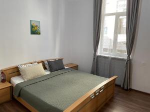 - une chambre avec un lit et une fenêtre dans l'établissement The Central Post Apartments, à Sofia