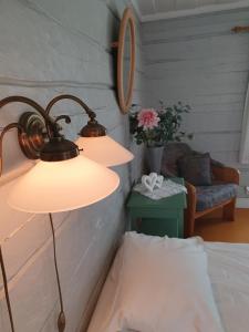 Lövånger Kyrkstad客房内的一张或多张床位