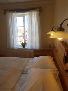 LövångerLövånger Kyrkstad的一间带大床的卧室，带窗户