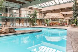 una gran piscina en un edificio con complejo en FairBridge Inn & Suites Poconos, en Stroudsburg