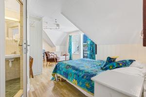 a bedroom with a bed and a bathroom at Vik Pensjonat in Eidfjord