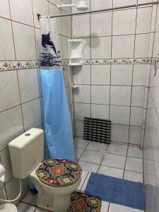 een kleine badkamer met een toilet en een douche bij Kitnet Praia do Trapiche in Penha