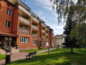 a park bench in front of an apartment building at Przystan Zegrze in Zegrze