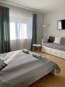 1 dormitorio con 1 cama con 2 almohadas en Otthon a Balatonon Vendégház en Keszthely