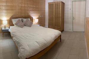 Ένα ή περισσότερα κρεβάτια σε δωμάτιο στο Sumptuous Cap Ferret Style House +9 φωτογραφίες