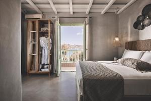 1 dormitorio con cama y ventana grande en Noon Beyond Accommodation, en Pollonia