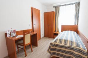 Uma cama ou camas num quarto em M-A-S-Hotel