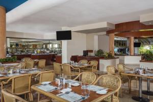 un restaurant avec des tables et des chaises ainsi qu'un bar dans l'établissement Fiesta Inn Veracruz Boca Del Rio, à Veracruz