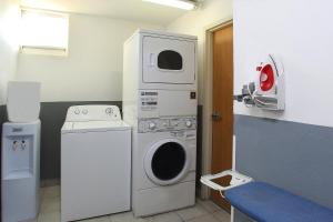 サリナ・クルスにあるOne Salina Cruzの洗濯機と洗濯機付きのランドリールーム