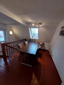 a dining room with a table and chairs in a room at Gäste und Geschäftswohnung Stolle in Bad Dürrenberg