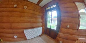 VistisoaraにあるValea Vistisoareiの木の壁の部屋 +37枚の写真