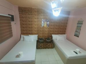 Giường trong phòng chung tại DJCI Apartelle with own bath & kitchen 101-211