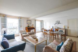 a living room with a couch and a table at Au coeur du port, vue unique, appartement pour 6 in Saint-Martin-de-Ré