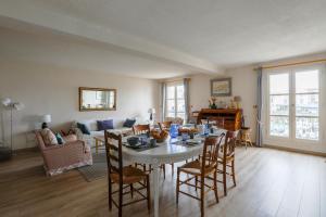 uma sala de estar com mesa e cadeiras em Sur l'ilot, au centre du port, vue UNIQUE ! em Saint-Martin-de-Ré