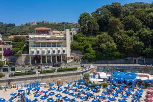 z góry widok na plażę z parasolami i budynek w obiekcie Hotel Venere Azzurra w mieście Lerici
