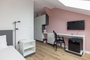 Televízia a/alebo spoločenská miestnosť v ubytovaní ĄĘ Hostel Nowy Świat