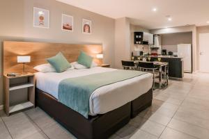 sypialnia z dużym łóżkiem i kuchnią w obiekcie La Vela w mieście Ushuaia