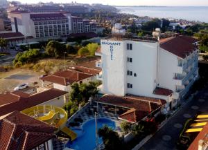 una vista aérea de un hotel con piscina en Diamant Otel, en Side