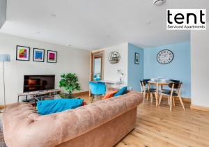 Een zitgedeelte bij Bright, Stylish Two Bedroom Apt in Town Centre with Free Parking at Tent Serviced Apartments Chertsey