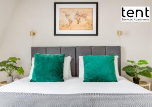 Una cama o camas en una habitación de Bright, Stylish Two Bedroom Apt in Town Centre with Free Parking at Tent Serviced Apartments Chertsey