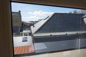 uma vista a partir de uma janela de um telhado em Charlies Lane Apartment em Donegal