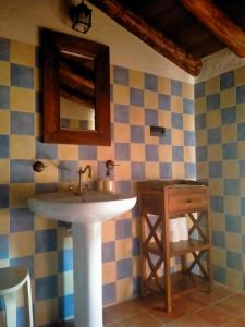 a bathroom with a sink and a mirror at Hotel Rural El Cielo Entejado in Tejado +27 photos