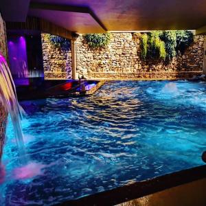 Der Swimmingpool an oder in der Nähe von Gran Paradiso Hotel Spa
